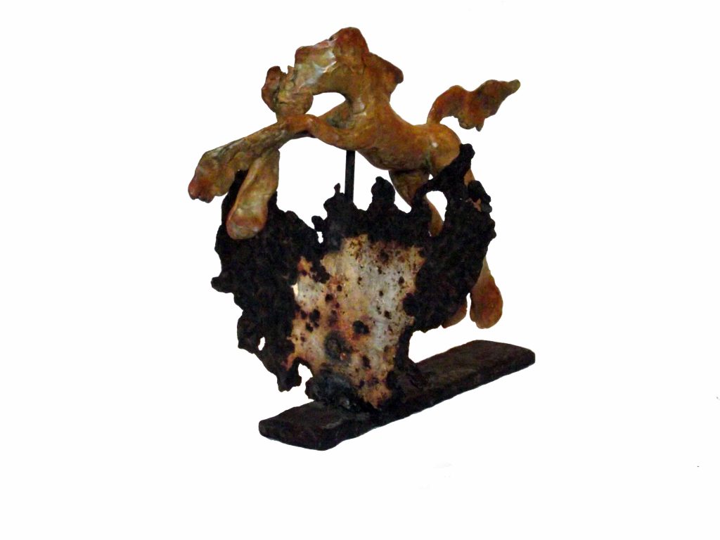 Sculpture de cheval en bronze et métal rouillé, patine coloris orangé. Sculpture de Muriel Marec
